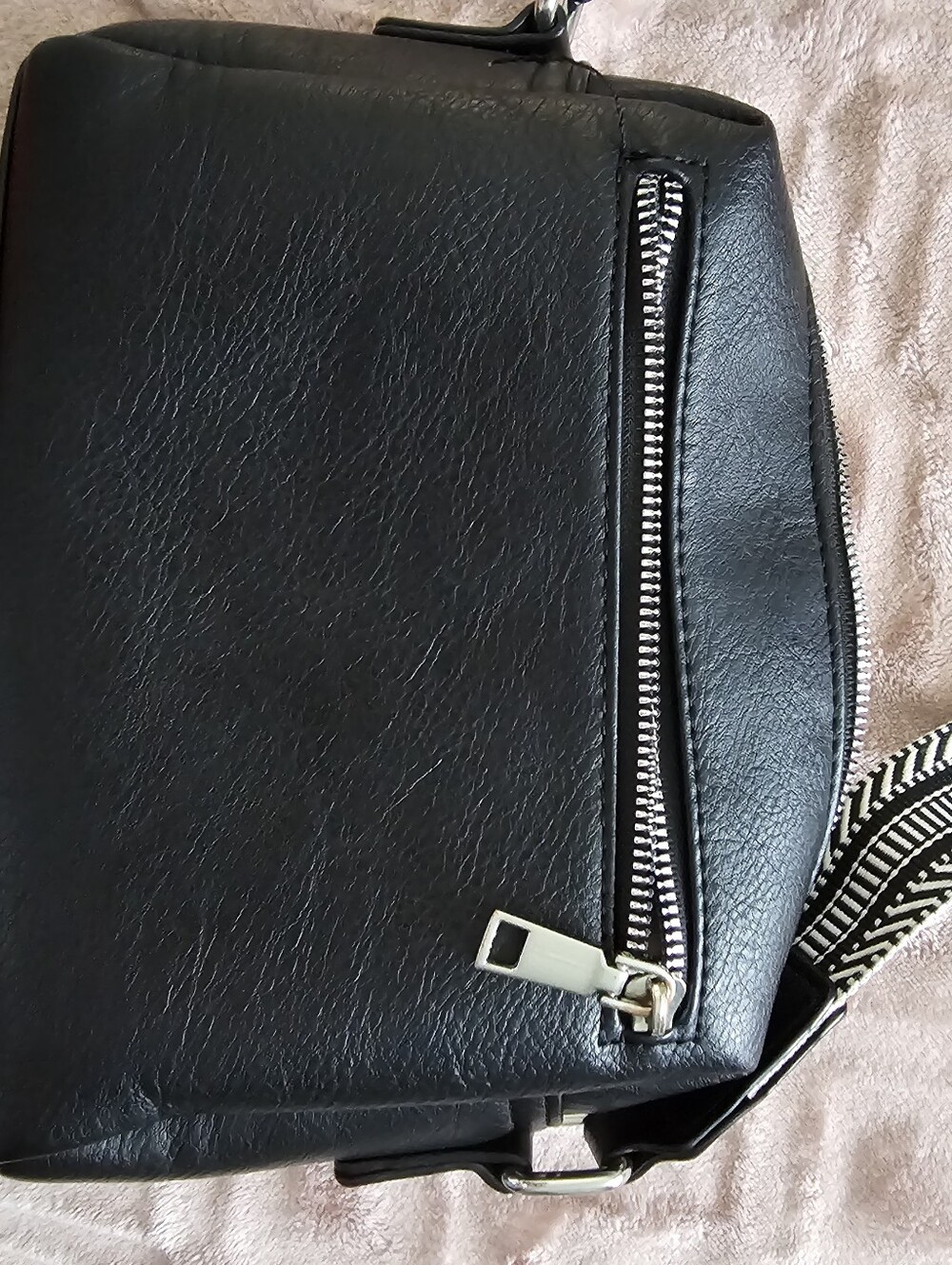 Cluci Black Leather Crossbody - Picture 6 of 7
